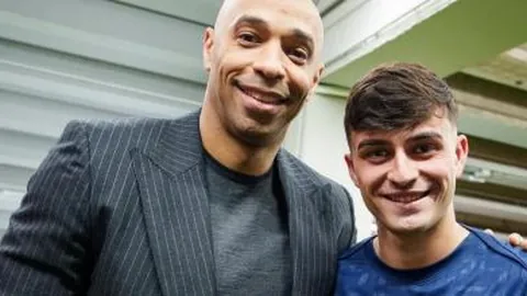 “英国盗贼5分钟内偷走丘吉尔庄园价值480万英镑18K金马桶，视频揭露惊人真相”